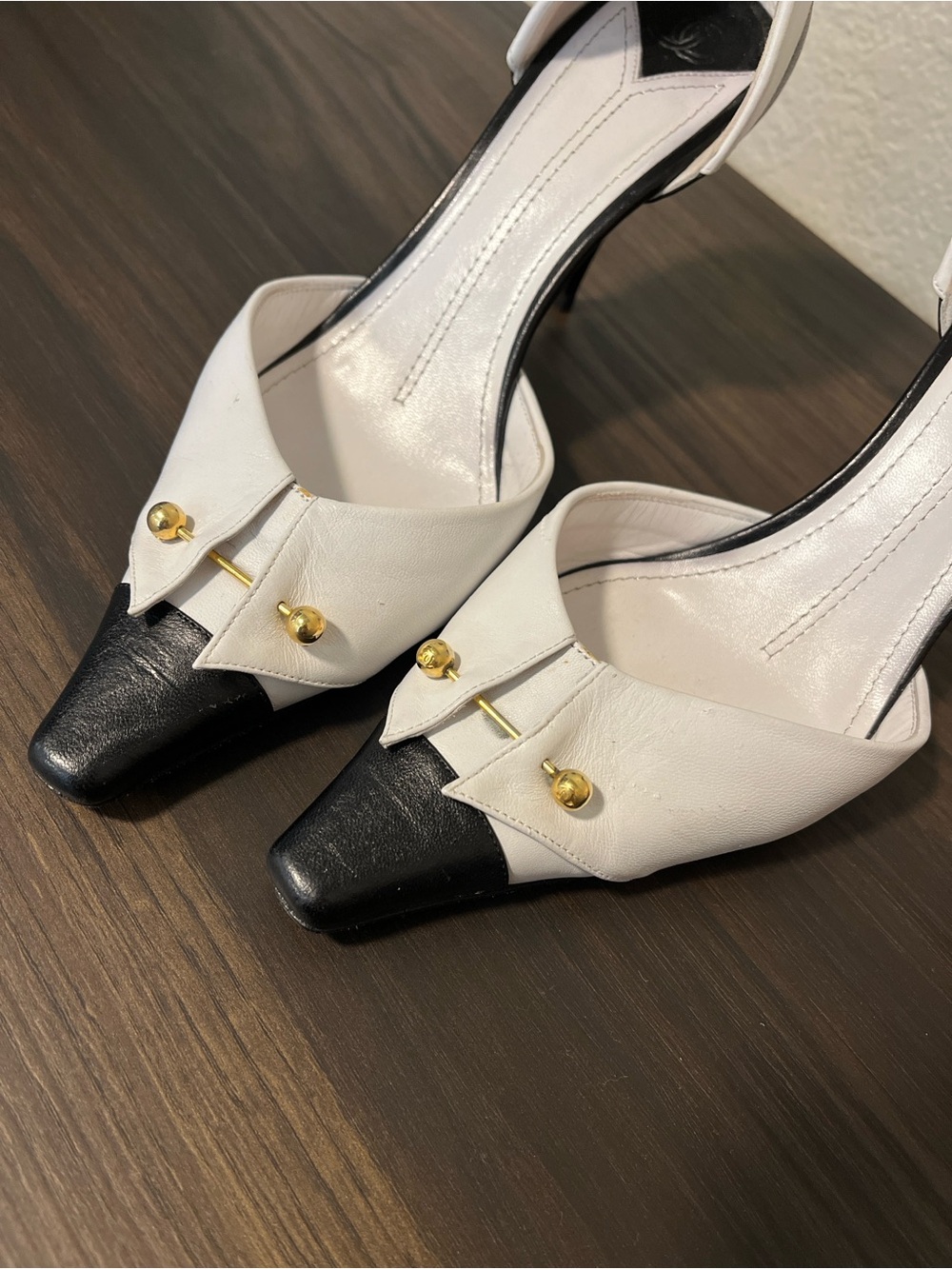 Vintage CHANEL - Two-Tone Pointed Heels in White and Black - Picture 3 of 8